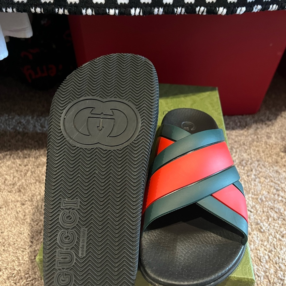 Gucci Women's Black and Red Slide Sandals - Picture 11 of 11